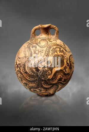 Minoan 2 handhabte Kolben mit stilisiertem Kraken im Marinestil, Palaikastro, 1500-1450 v. Chr.; Archäologisches Museum Heraklion, grauer Hintergrund Stockfoto