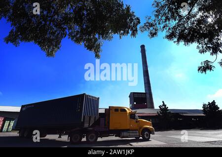 Ciego De Avila, Kuba. Januar 2020. Ein mit Holzkohle beladener Lastwagen verlässt die Fabrik der Ceballos Agroindustrie-Gesellschaft, die etwa 450 km östlich von Havanna in der Zentralprovinz Ciego de Avila, Kuba, am 31. Januar 2020 liegt. Kuba hat ein stachelig invasives Unkraut verwandelt, das seine Agrarlandschaft in einen profitablen Export verblicht, der mehr als für seine Lichtung und Ernte zahlt. Um MIT "Feature: Cuba macht nervtötende Unkraut zu gewinnbringendem Export" zu gehen Credit: Joaquin Hernandez/Xinhua/Alamy Live News Stockfoto