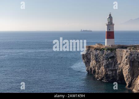 Leuchtturm am Europa Point, dem südlichsten Teil von Gibraltar und im Hintergrund das Atlas-Gebirge in Marokko Stockfoto