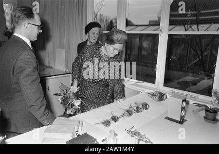 Königin Juliana besucht die landwirtschaftliche Universität in Wageningen Königin Juliana am Nematologie-Institut Datum: 24. November 1967 Ort: Schottland, Wageningen Schlüsselwörter: Colleges, Königinnen, Agriculture Person Name: Juliana, Königin: Unbekannt / Anefo Urheberrechtsinhaber: National Archives Material Typ: Negativ (schwarz/weiß) Archivinventarnummer: Siehe Zugang 2.24.01.05 Stockfoto