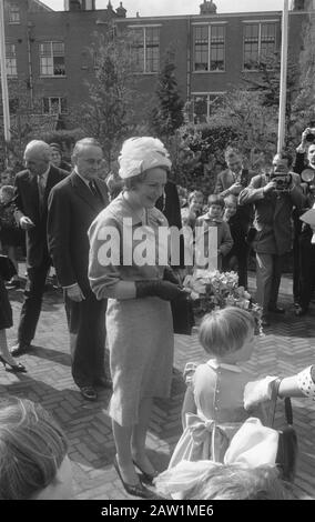 Eröffnung durch H. K. H. Prinzessin Irene von Nova Flora Boskoop. Prinzessin Irene hat die Eröffnungsfeier am 15. April 1961 gemacht Ort: Boskoop Schlüsselwörter: Blumen, Königshaus, Öffnungen, Pflanzen, Prinzessinnen, Ausstellungen, Gartenbau Personenname: Flora Nova, Irene, Prinzessin Stockfoto