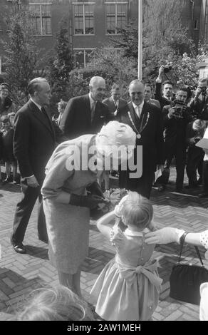 Eröffnung durch H. K. H. Prinzessin Irene von Nova Flora Boskoop. Prinzessin bekommt Blumen angeboten Datum: 15. April 1961 Ort: Boskoop Schlüsselwörter: Blumen, Königshaus, Öffnungen, Pflanzen, Prinzessinnen, Ausstellung, Gartenbau Personenname: Flora Nova, Irene, Prinzessin Stockfoto