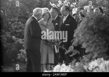 Eröffnung durch H. K. H. Prinzessin Irene von Nova Flora Boskoop. Prinzessin Irene während der Tour Datum: 15. April 1961 Ort: Boskoop Schlüsselwörter: Blumen, Königshaus Pflanzen, Prinzessinnen, Ausstellungen, Gartenbau Person Name: Flora Nova, Irene, Prinzessin Stockfoto