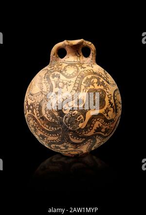 Minoan 2 handhabte Kolben mit stilisiertem Kraken im Marinestil, Palaikastro, 1500-1450 v. Chr.; Archäologisches Museum Heraklion, schwarzer Hintergrund Stockfoto