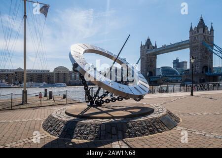 London, England - 01. August 2018: Zeitmesser Sonnenuhr von Wendy Taylor, am St Katharine Dock und Tower Bridge über die Themse in London, Großbritannien an einem hellen, sonnigen Tag Stockfoto