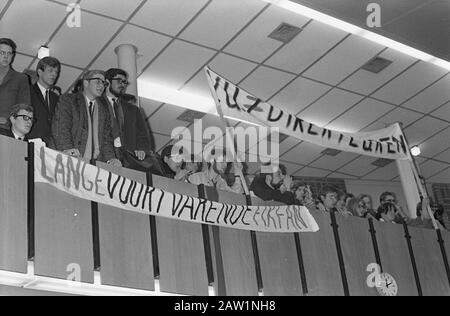 Eröffnung des neuen Gebäudes der medizinischen Fakultät der VU-Universität Amsterdam durch Minister Veringa Studenten mit Bannern Datum: 13. Februar 1969 Ort: Amsterdam, Noord-Holland Schlüsselwörter: Eröffnungen, BANNER, Minister, Universitäten Personenname: Veringa Gerard Stockfoto