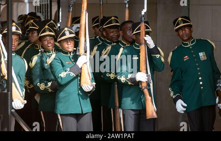 Pretoria, Südafrika. Februar 2020. Südafrikanische Soldaten warten vor dem Präsidentenpalast auf die militärischen Ehren von Kanzlerin Merkel (CDU). Die Kanzlerin wird bis zum 07.02.2020 sowohl in Ländern wie auch in Südafrika reisen. Credit: Kay Nietfeld / dpa / Alamy Live News Stockfoto