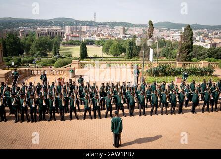 Pretoria, Südafrika. Februar 2020. Südafrikanische Soldaten warten vor dem Präsidentenpalast auf die militärischen Ehren von Kanzlerin Merkel (CDU). Die Kanzlerin wird bis zum 07.02.2020 sowohl in Ländern wie auch in Südafrika reisen. Credit: Kay Nietfeld / dpa / Alamy Live News Stockfoto