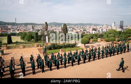 Pretoria, Südafrika. Februar 2020. Südafrikanische Soldaten warten vor dem Präsidentenpalast auf die militärischen Ehren von Kanzlerin Merkel (CDU). Die Kanzlerin wird bis zum 07.02.2020 sowohl in Ländern wie auch in Südafrika reisen. Credit: Kay Nietfeld / dpa / Alamy Live News Stockfoto