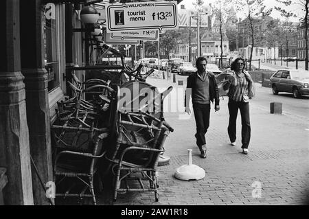 Schlechtes Sommerwetter in Amsterdam Stapelte Stühle und Tische auf einer Terrasse auf dem Leidseplein Datum: 16. Juli 1979 Standort: Amsterdam, Noord-Holland Schlagwörter: Möbel, Regen, Terrasse Stockfoto