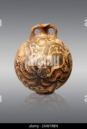 Minoan 2 handhabte Kolben mit stilisiertem Kraken im Marinestil, Palaikastro, 1500-1450 v. Chr.; Archäologisches Museum Heraklion, grauer Hintergrund Stockfoto