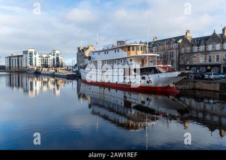 Ehemalige Luxusyacht „Ocean Mist“ wird an ihrem Liegeplatz auf dem Wasser von Leith an der Küste in Leith, Edinburgh, Schottland, Großbritannien restauriert Stockfoto