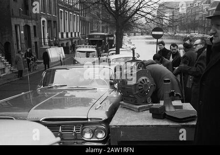 Dreharbeiten in Amsterdam für den Film Die Welt will getäuscht werden (Le plus belles escroqueries du monde Segment La Riviere de Diamants, Regie Claude Chabrol) Datum: 21. März 1963 Ort: Amsterdam, Noord-Holland Schlüsselwörter: Schauspielerinnen, Automobile, Filme, Filme, Filmstars Stockfoto