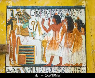 Ägypten, Kairo, Ägyptisches Museum, aus dem Grab von Sennedjem, Deir el Medina: Türtafel (Verso), oberste Tafel, Sennedjem und seine Familie verehren Götter. Stockfoto