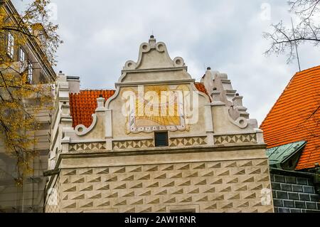 Blick auf Sonnenuhr und rote Dächer in Cesky Krumlov, Tschechien Stockfoto