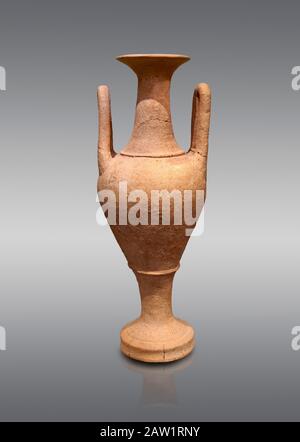 Minoische Amphora imitiert ägyptische Prototypen, Hagia Triada Royal Villa 1500-1540 v. Chr.; Archäologisches Museum Heraklion, grauer Hintergrund. Stockfoto