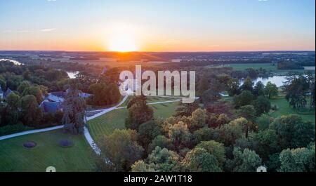 Frankreich, Loir et Cher, Loire-Tal, das von der UNESCO zum Weltkulturerbe ernannt wurde, Chaumont sur Loire-Gebiet, Domäne von Chaumont sur Loire-Loir, Blick auf die Domäne bei Sonnenuntergang Stockfoto