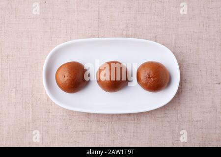 Manjyu japanische traditionelle Süßwaren Kuchen wagashi auf Platte auf dem Tisch isoliert Stockfoto
