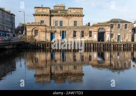 Custom House Gallery on Customs Wharf spiegelte sich im Wasser von Leith in Leith, Edinburgh, Schottland, Großbritannien, wider Stockfoto