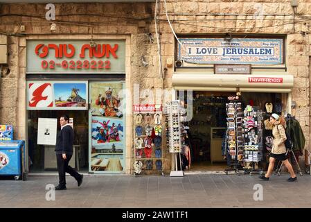 Ladenfronten eines Reisebüros und Souvenirshops Stockfoto