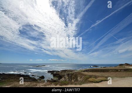 Die Wolken ziehen Arabesken in den Himmel des Cotè Sauvage Stockfoto