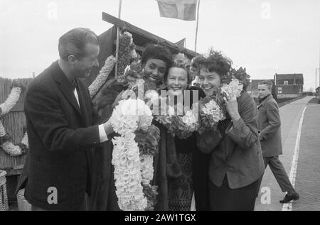 Aufführung von Ilse Werner und Elaine Delmar aus Treslong für KRO. Elaine Delmar, Ilse Werner und Teddy Scholten Datum: 7. April 1961 Personenname: Elaine Delmar, Ilse Werner Institutionenname: Kro, Treslong Stockfoto