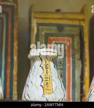 Ägypten, Kairo, Ägyptisches Museum, aus dem Grab von Sennedjem, Deir el Medina: Vase von Sennedjem, mit Kanopenkästen dahinter. Stockfoto