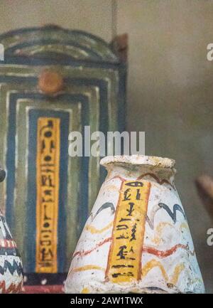 Ägypten, Kairo, Ägyptisches Museum, aus dem Grab von Sennedjem, Deir el Medina: Vase von Sennedjem, mit Kanopenkästen dahinter. Stockfoto