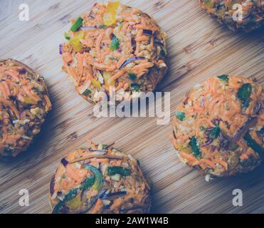 Fritten mit Karotten, Süßkartoffel und Fetakäse, serviert mit Joghurt und Kalk. Stockfoto