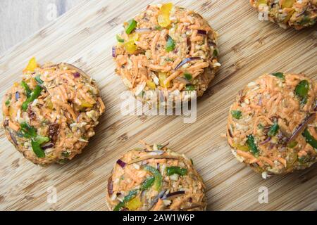 Kartoffel Zucchini und Karotten Pfannkuchen. Gemüsebrüter, Latkes, Draniki. Gemüsekuchen Stockfoto