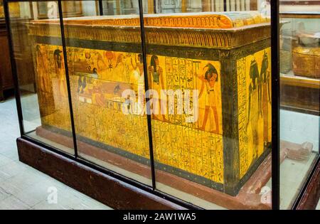 Ägypten, Kairo, Ägyptisches Museum, aus dem Grab von Sennedjem, Deir el Medina: Sarkophag von Khonsu, auf seinem abnehmbaren Schlitten. Stockfoto