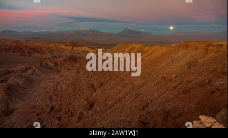 Sonnenuntergang mit Vollmond über dem Vulkan Licancabur Stockfoto