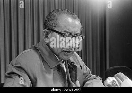 Der ehemalige indonesische Staatsmann Muhammad Rum kam auf Schiphol an. Während der Round Table Conference war er eine Schlüsselfigur für den indonesischen Fall. Jetzt ist er gerade aus dem Gefängnis entlassen worden, wo er mehr als vier Jahre verbracht hat. In den Niederlanden prüft er, ob er ein Buch über die Jahre 1945-1950 schreibt Datum: 12. August 1967 Standort: Nordholland, Schiphol Schlüsselwörter: Pressekonferenzen, Porträts, Staatsmänner Personenname: Rum, Mohammed Stockfoto