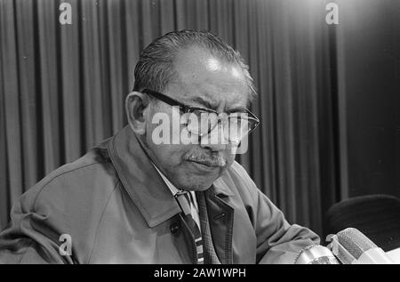 Der ehemalige indonesische Staatsmann Muhammad Rum kam auf Schiphol an. Während der Round Table Conference war er eine Schlüsselfigur für den indonesischen Fall. Jetzt ist er gerade aus dem Gefängnis entlassen worden, wo er mehr als vier Jahre verbracht hat. In den Niederlanden prüft er, ob er ein Buch über die Jahre 1945-1950 schreibt Datum: 12. August 1967 Standort: Nordholland, Schiphol Schlüsselwörter: Pressekonferenzen, Porträts, Staatsmänner Personenname: Rum, Mohammed Stockfoto