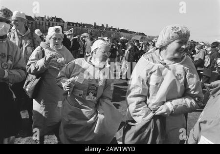 Aktionstag Krankenschwestern für höhere Löhne organisiert von VVIO (Krankenschwestern und Pfleger in Rebellion) Ältere Demonstranten Malieveld Haag Datum: 15. März 1989 Ort: Den Haag, Südholland Schlüsselwörter: Demonstrationen, Krankenschwestern Stockfoto