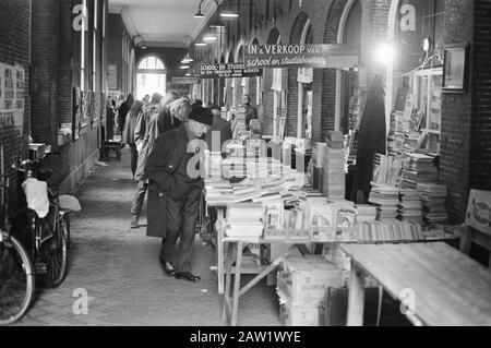 Oudemanhuispoort, Amsterdam, Buchstände Datum: 16. Oktober 1972 Standort: Amsterdam, Noord-Holland Institution Name: Oudemanhuispoort Stockfoto