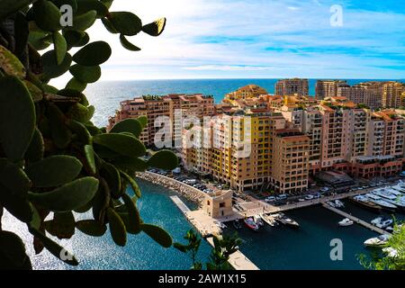 Eingang zum alten Hafen von Fontvielle, Monaco, vom Felsen von Monaco aus gesehen (französisch: Le Rocher). Stockfoto