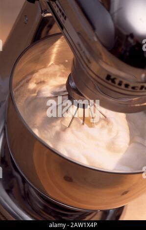 Eiweiß zum Mousse flüstern Stockfoto