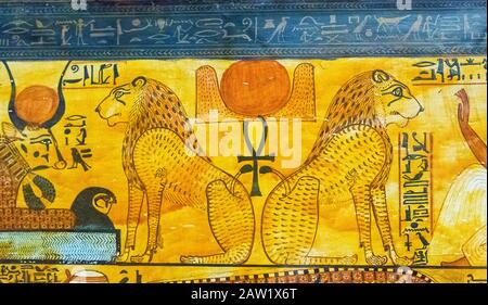 Ägypten, Kairo, Ägyptisches Museum, aus dem Grab von Sennedjem, Deir el Medina: Detail des Sarkophags von Khonsu, die 2 Löwen genannt Routy. Stockfoto