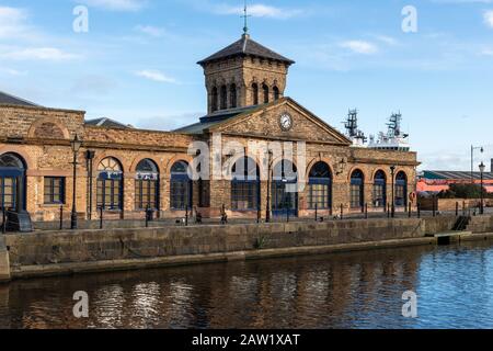 Forth Ports Building on Albert Dock Basin in Port of Leith, Edinburgh, Schottland, Großbritannien Stockfoto