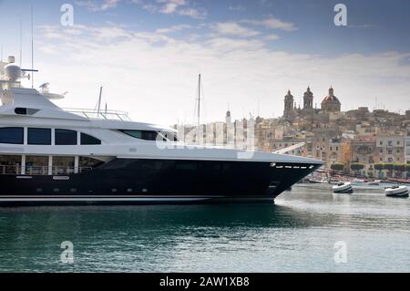 Um Malta herum - Der Maltese Falcon, der in der Vittoriosa Yacht Marina liegt Stockfoto