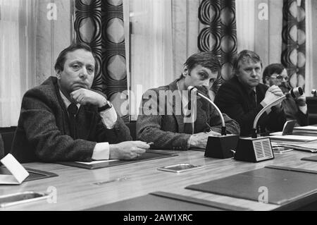 Sprechen Sie mit Wirtschaftsminister Van Aardenne, ob er 8 Wochen Bekleidung Douma und Wolf in Haulerwijk (fr) besetzt hat. Parlamentsmitglieder Van der Hek (PvdA) und Zijlstra (PvdA) Datum: 14. Januar 1981 Stichwörter: Parlamentsausschüsse, Name der Besatzungsperson: Fence, Arie van der Zijlstra, Kees Stockfoto