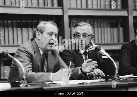 Anhörung des Parlamentarischen Finanzausschusses Schwarzgeldberatung mit allen Banken, v.l.n.r Lardinois (Vorsitzender des Vorstands Rabobank) (l) und Nelissen (CEO Amro Bank) Datum: 27. Januar 1983 Schlüsselwörter: Banken, Geldzirkulation, Geldpolitik Stockfoto