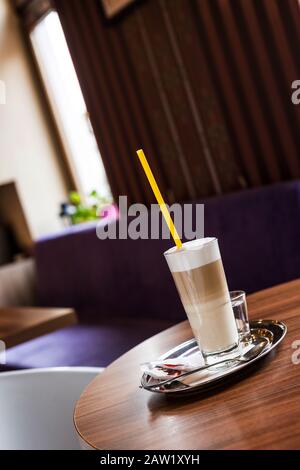 Kaffee Latte in einem Café. Milchschaum. Tack. Etwas Wasser und entspannen Sie sich. Café-Bar. Stockfoto