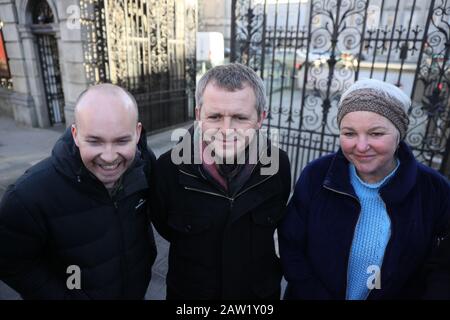 (Von links nach rechts) Paul Murphy, Richard Boyd Barrett und Brid Smith von Leuten Vor Dem Gewinn außerhalb des Leinster House, Dublin, während des allgemeinen Wahlkampfes. Stockfoto