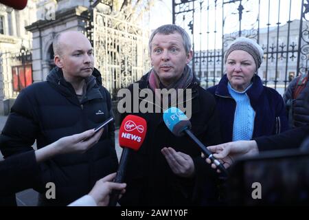 (Von links nach rechts) Paul Murphy, Richard Boyd Barrett und Brid Smith von Leuten Vor Dem Gewinn außerhalb des Leinster House, Dublin, während des allgemeinen Wahlkampfes. Stockfoto