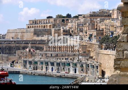 Rund um Malta - Lower Barrakka Gardens und die Gebäude am Harborside Stockfoto