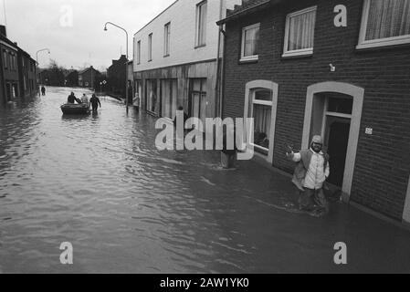 Hochwasser in Limburg-Umgebung im Dorf Itteren; Einwohner waten durch ihre Häuser mit Wasser Datum: 8. Februar 1984 Standort: Itteren, Limburger Schlüsselwörter: Häuser, ÜBERSCHWEMMUNGEN, Anwohner Stockfoto