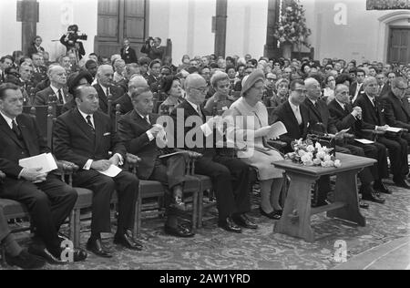 Königin Juliana eröffnet anlässlich der Eröffnungssitzung die Ritterkonferenz der Parlamentarischen Union Königin Juliana, links von ihrem herrn. Matine-Dachy Datum: 1. Oktober 1970 Ort: Den Haag, South Holland Schlüsselwörter: Konferenzen, Königinnen, Eröffnungen Personenname: Juliana (Königin Niederlande) Institution Name: Ritter Stockfoto
