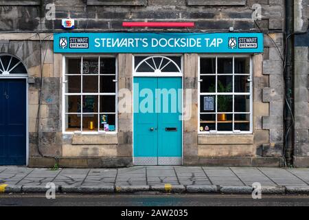 Stewarts Dockside Tap in der Bernard Street in Leith, Edinburgh, Schottland, Großbritannien Stockfoto